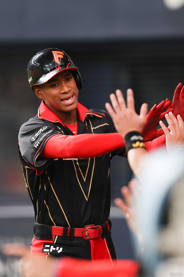 5回表、本塁打を放った万波選手