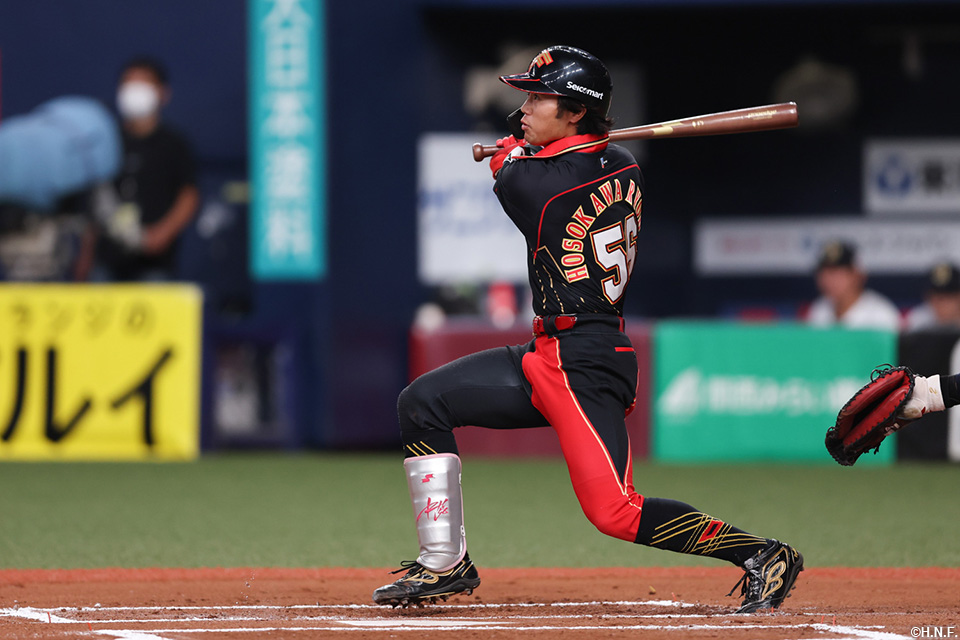 6回表、適時三塁打を放つ細川選手