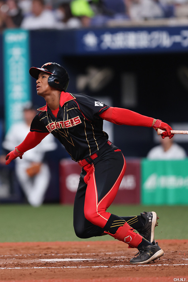 4回表、レフトへ二塁打を放つ万波選手