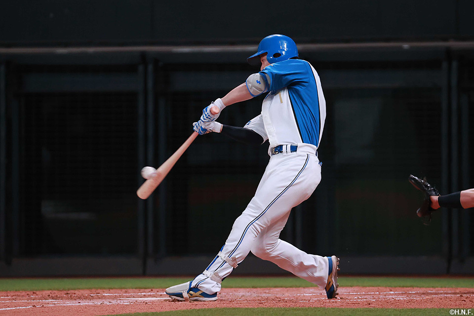 1回裏、レフトへヒットを放つ松本剛選手01
