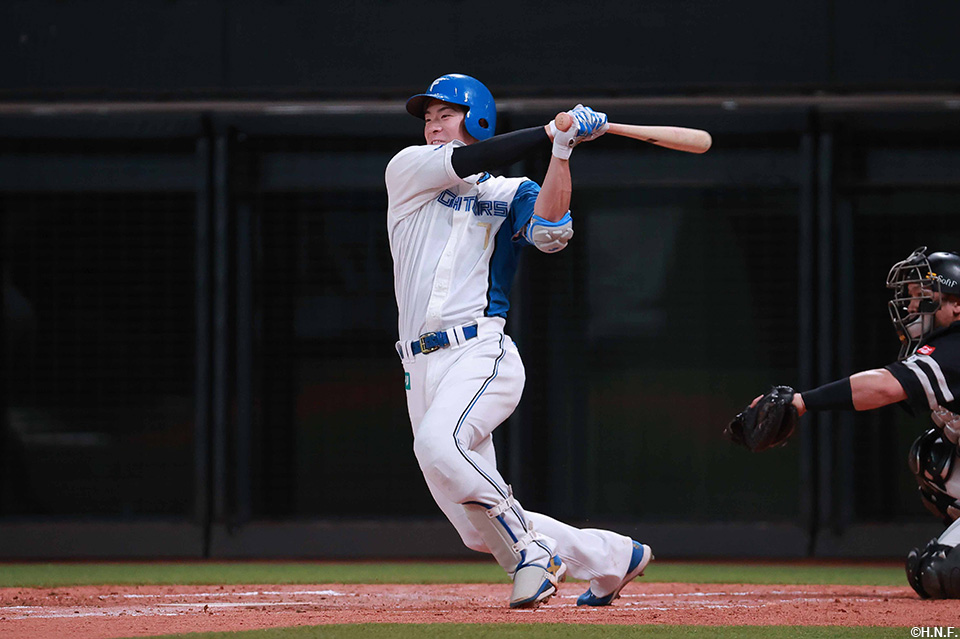 1回裏、レフトへヒットを放つ松本剛選手02