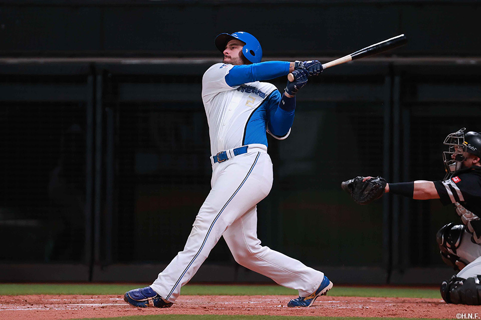 2回裏、同点本塁打を放つマルティネス選手01