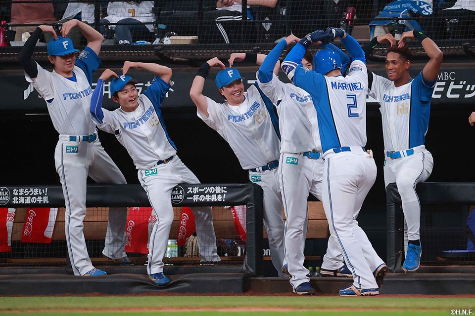 2回裏、同点本塁打を放つマルティネス選手02