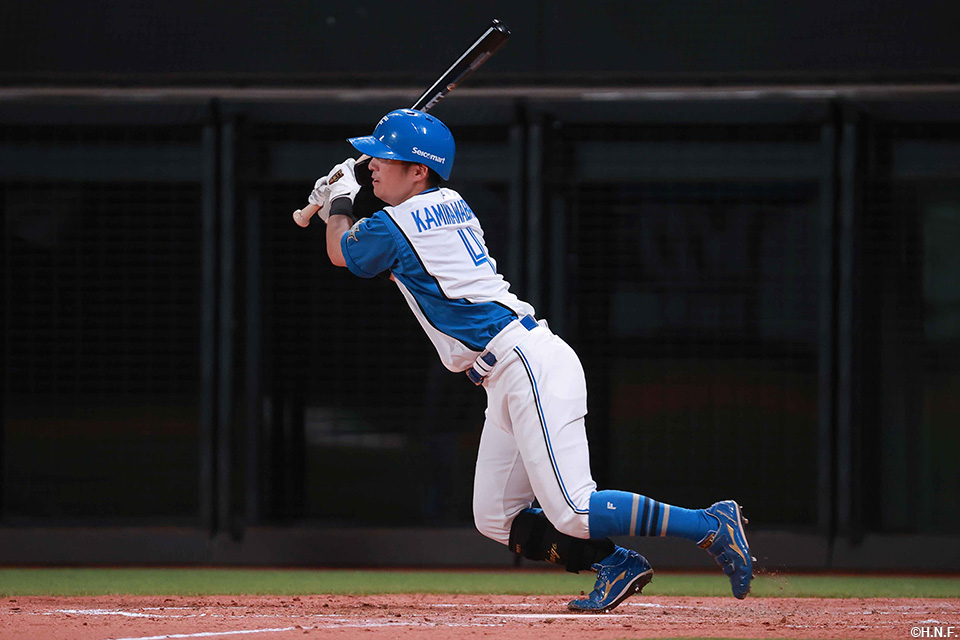 2回裏、ライトへヒットを放つ上川畑選手