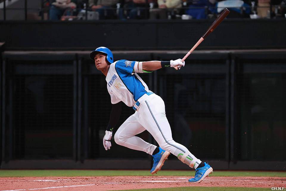 3回裏、二塁打を放つ万波選手02