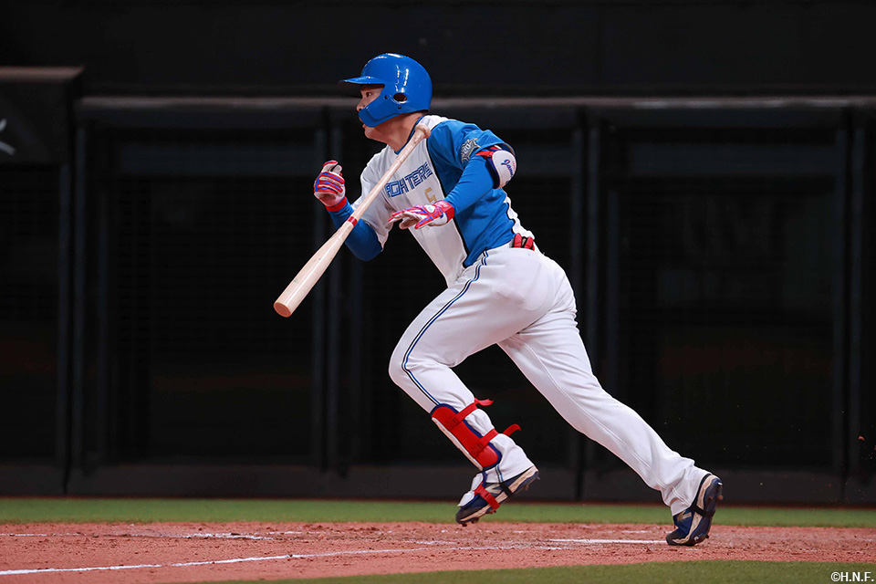 5回裏、センターへヒットを放つ野村選手