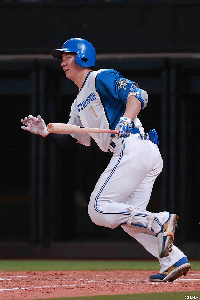 5回裏、レフトへヒットを放つ松本剛選手
