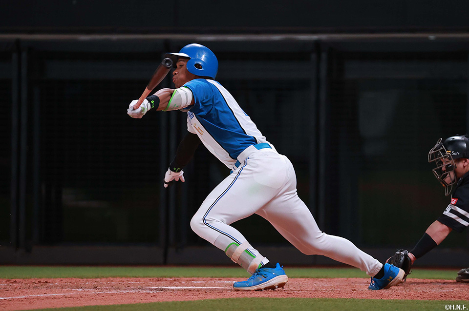 5回裏、同点適時打を放つ万波選手