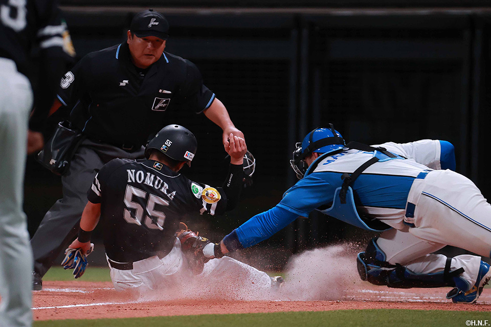 6回表、江越選手の好返球でアウトにするマルティネス選手