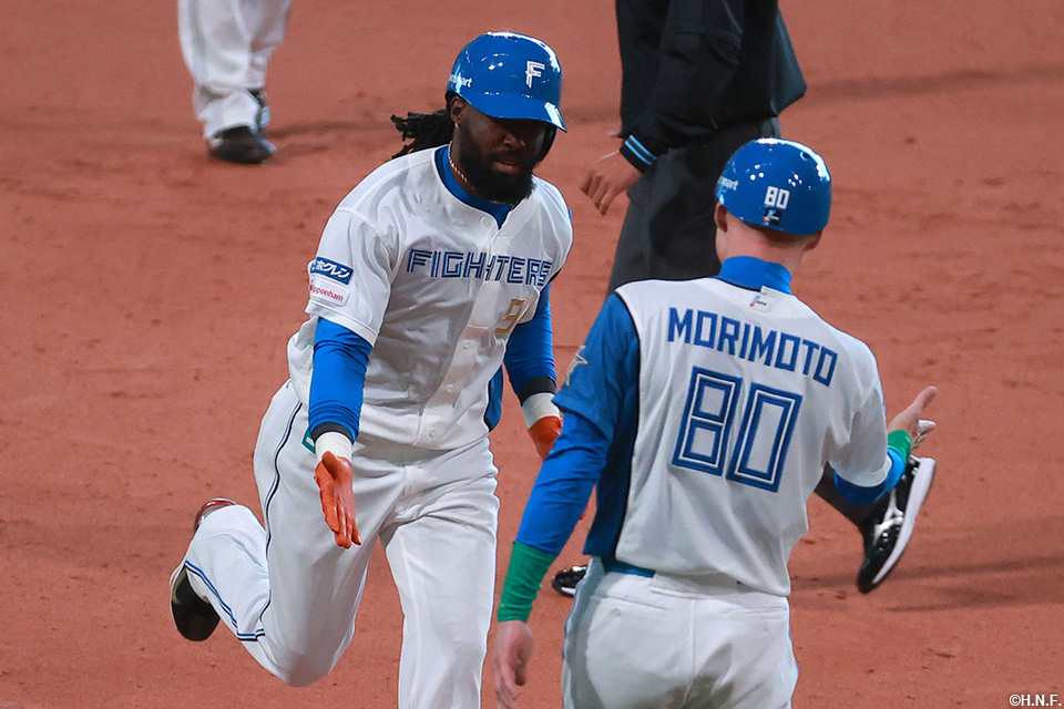 1回裏、NPB初ホームランを放ったハンソン選手01