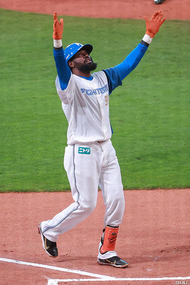 1回裏、NPB初ホームランを放ったハンソン選手02