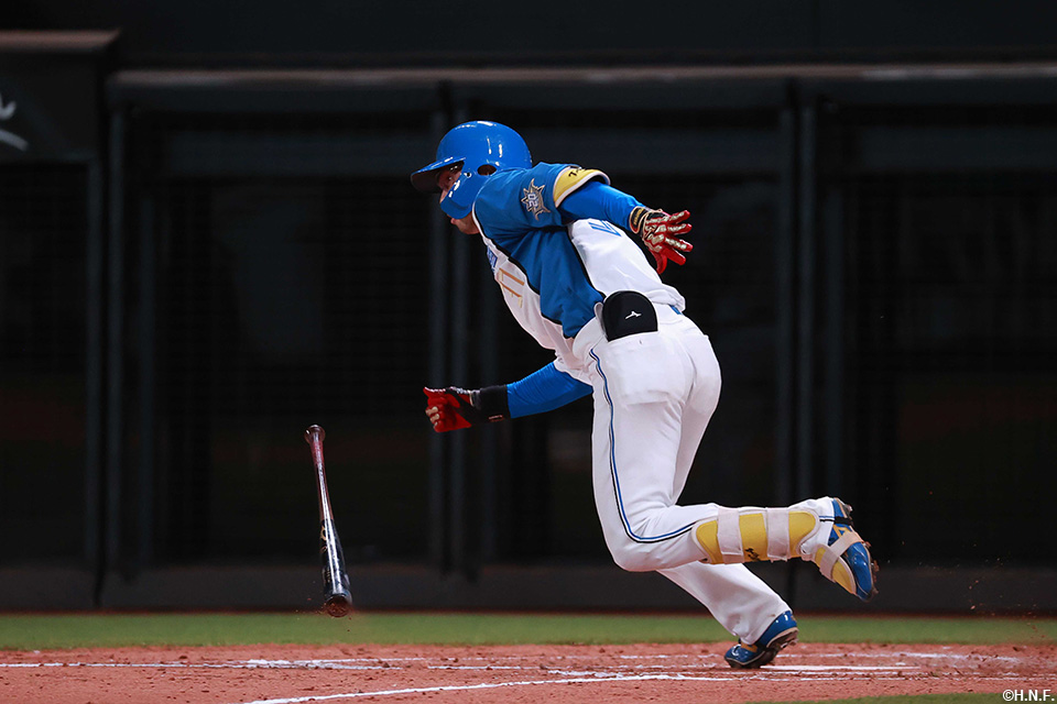 3回裏、内野安打を放つ江越選手