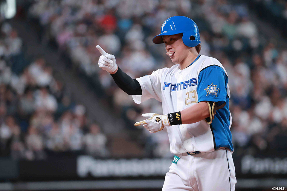 2回裏、センターへヒットを放つ伏見選手02