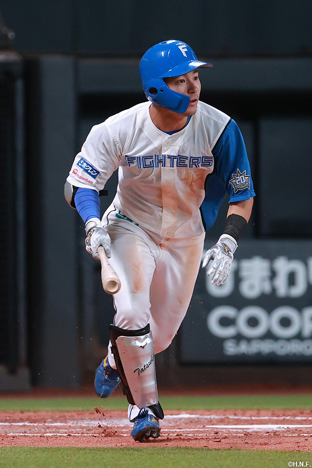 2回裏、ライトへタイムリーツーベースを放つ水野選手