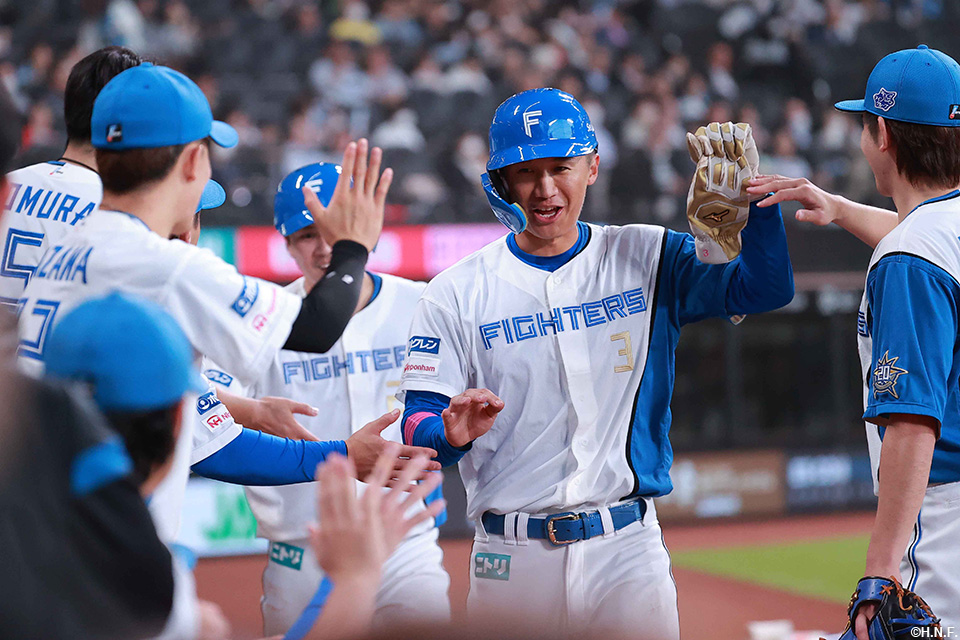 2回裏、ベンチで迎えられる加藤豪選手