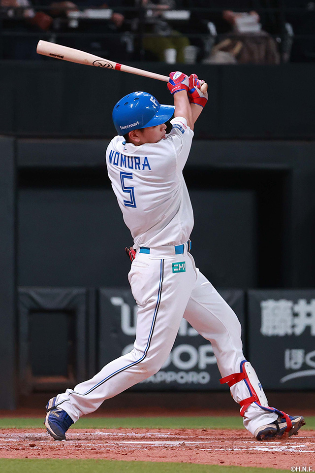 3回裏、レフトへヒットを放つ野村選手01