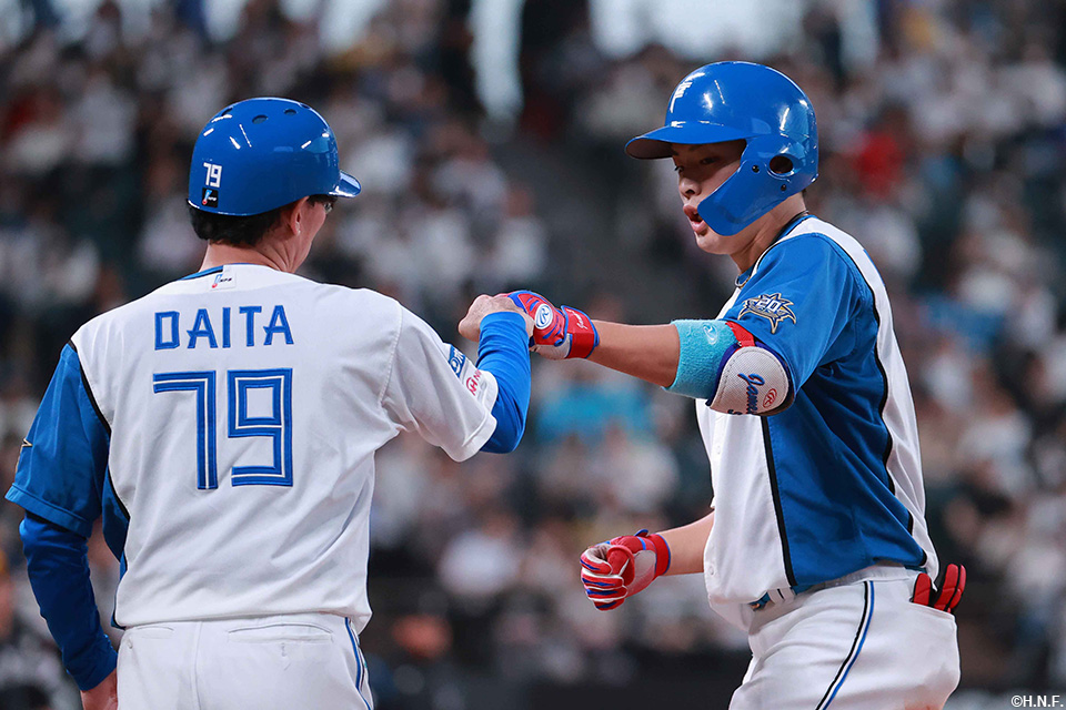 3回裏、レフトへヒットを放つ野村選手02