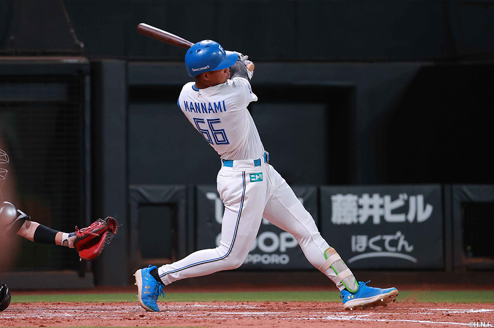3回裏、レフトへ本塁打を放つ万波選手01
