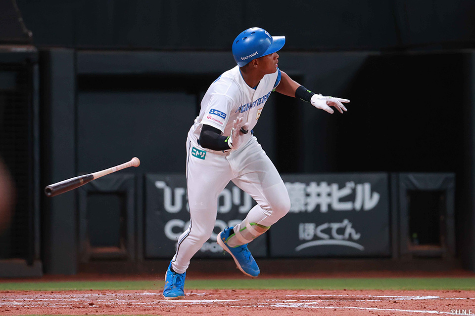 3回裏、レフトへ本塁打を放つ万波選手02