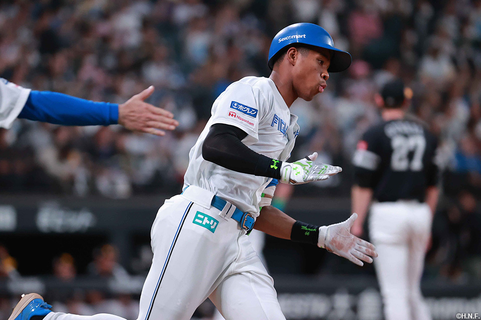 3回裏、レフトへ本塁打を放つ万波選手03