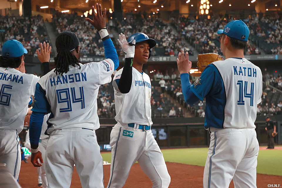 3回裏、レフトへ本塁打を放つ万波選手04