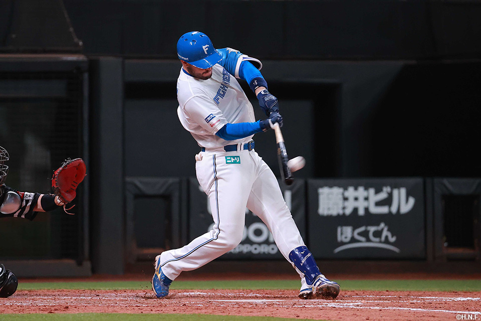 5回裏、レフトへ本塁打を放つマルティネス選手01