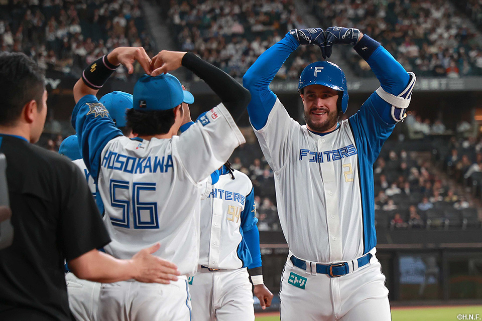 5回裏、レフトへ本塁打を放つマルティネス選手03