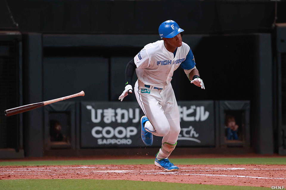 5回裏、ライトへツーベースを放つ万波選手