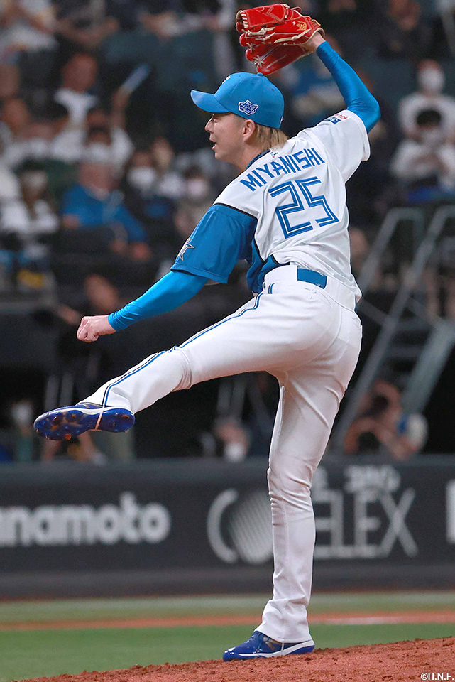 8回、三番手の宮西投手01