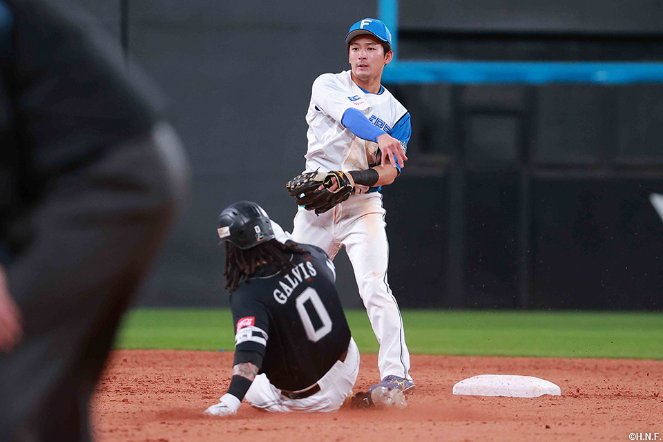 9回表、好守をみせる水野選手