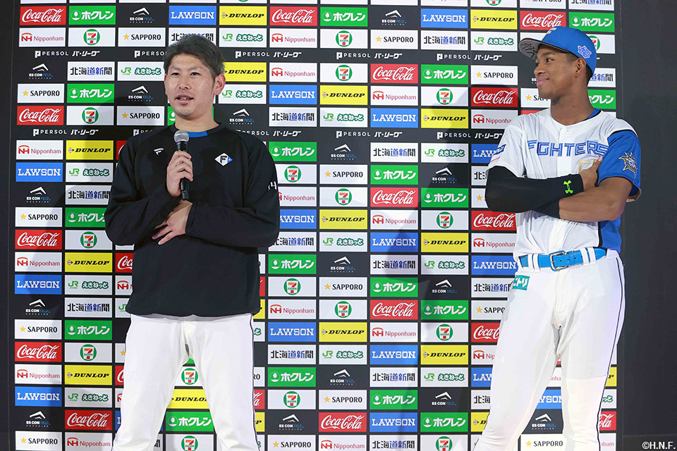 ヒーローの加藤貴投手と万波選手01