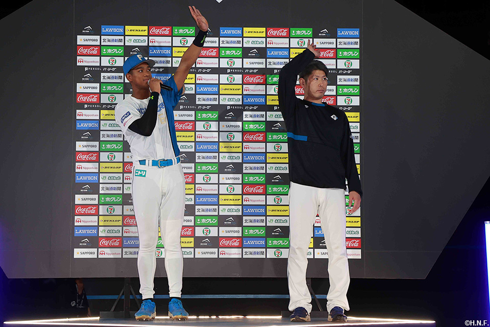 ヒーローの加藤貴投手と万波選手02