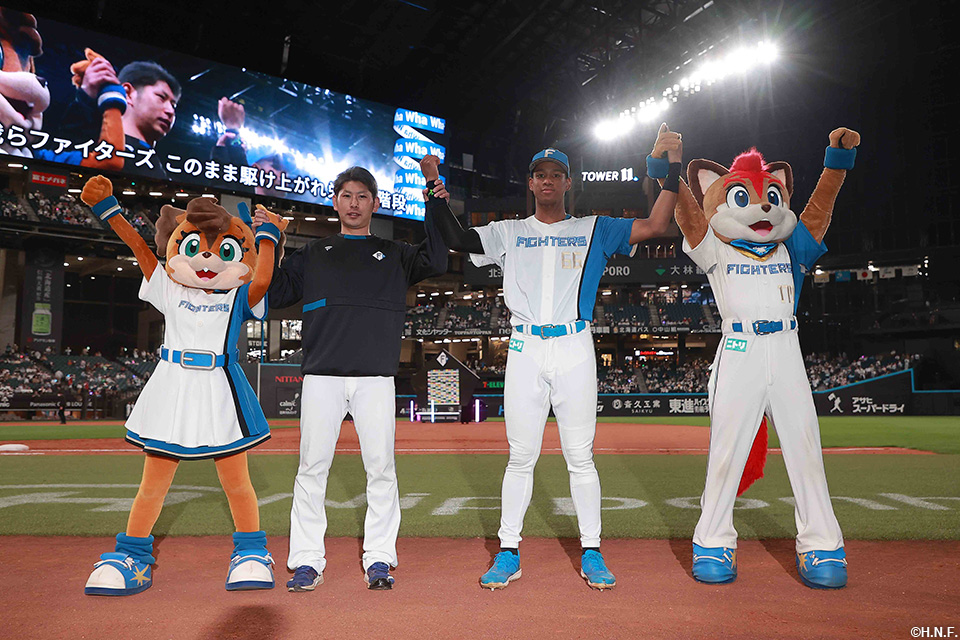 ヒーローの加藤貴投手と万波選手03