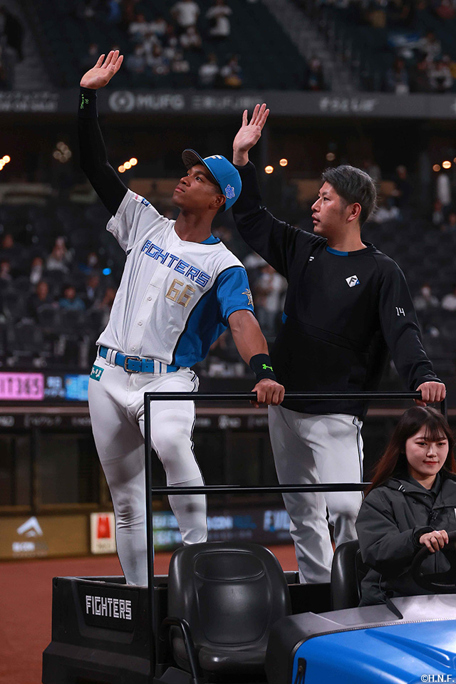 ヒーローの加藤貴投手と万波選手04