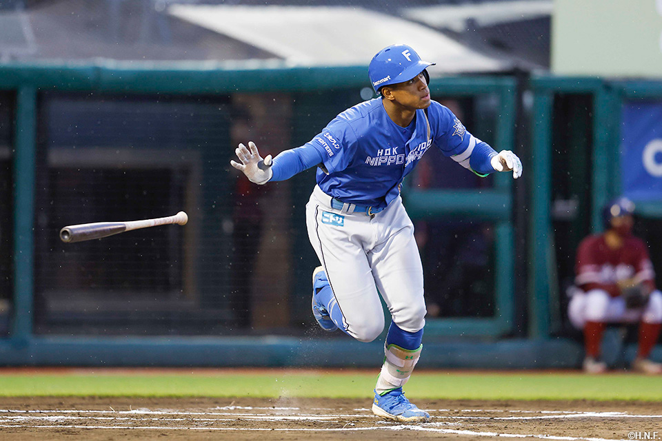 1回表、先制の犠飛を放つ万波選手