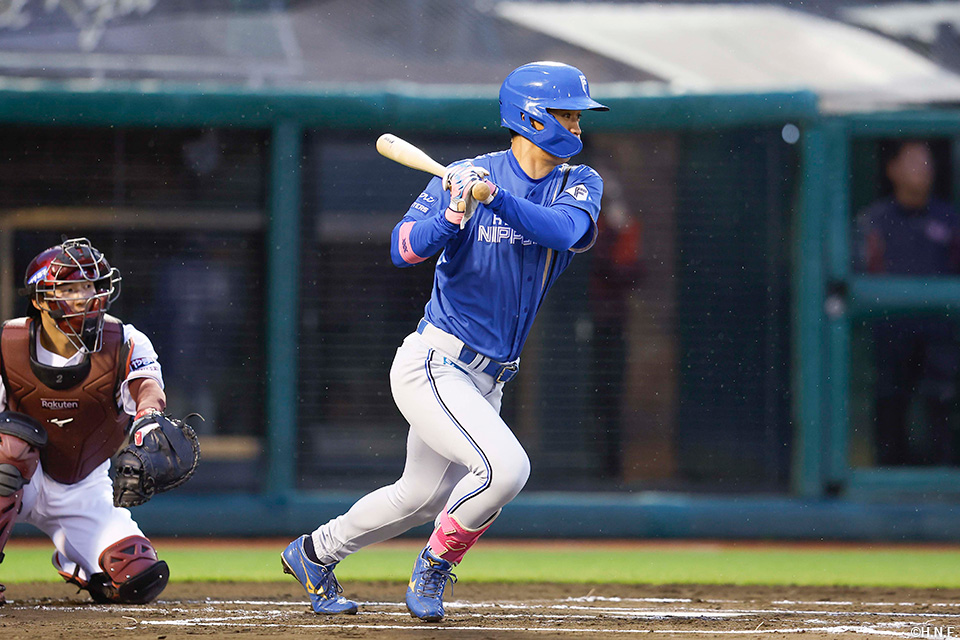 1回表、センターにタイムリーを放つ加藤豪選手01