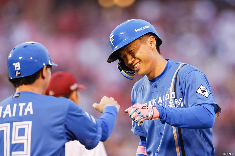 1回表、センターにタイムリーを放つ加藤豪選手02