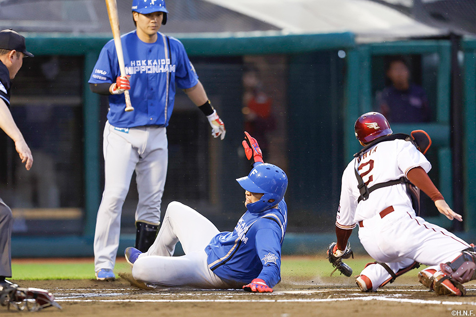 1回表、ダブルスチールでホームに生還する野村選手01