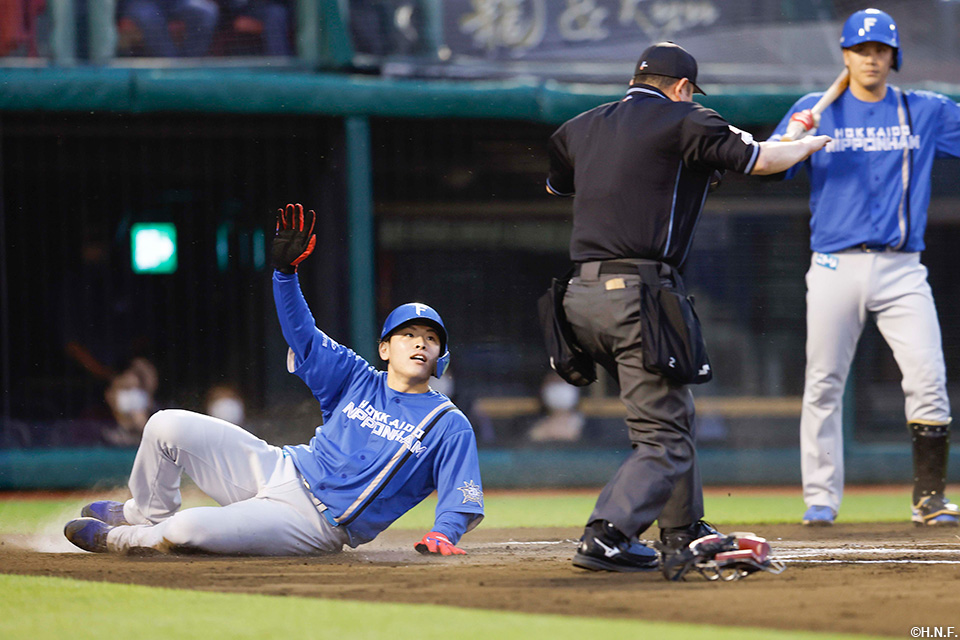 1回表、ダブルスチールでホームに生還する野村選手02