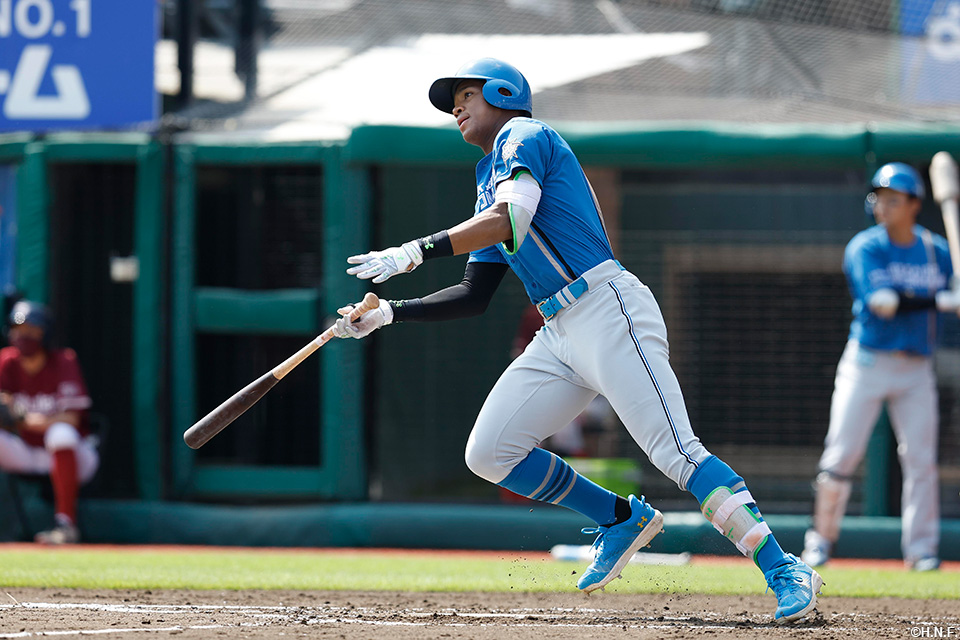 2回表、センターへ二塁打を放つ万波選手