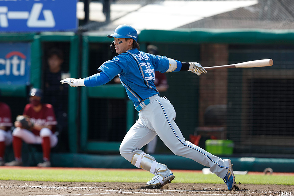 2回表、先制のタイムリーを放つ福田光選手01
