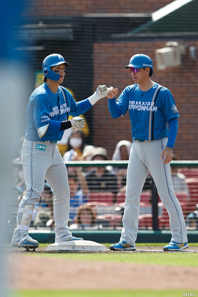 2回表、先制のタイムリーを放つ福田光選手02