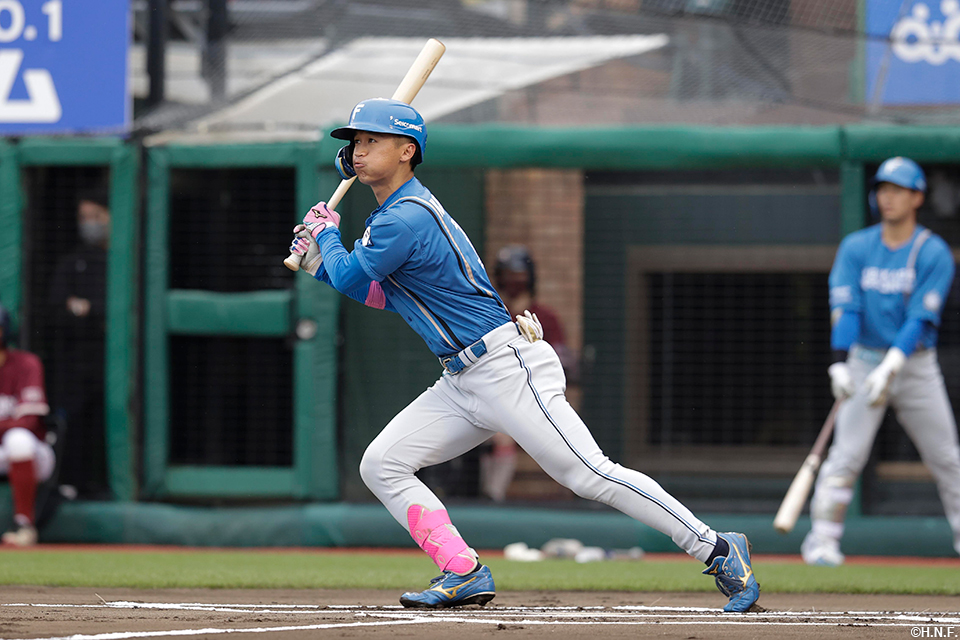 1回表、二塁打を放つ加藤豪選手