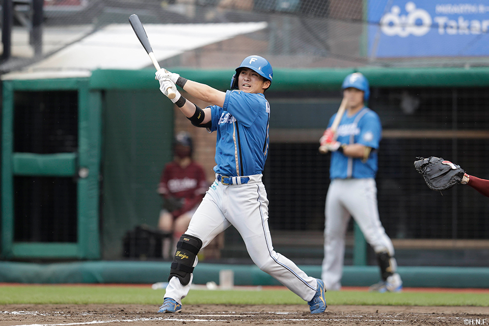 4回表、犠牲フライを放つ上川畑選手