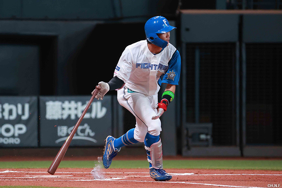 1回裏、ライトへヒットを放つ細川選手