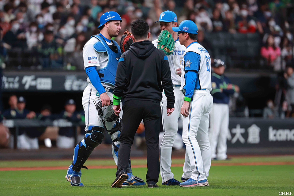 2回表、建山コーチを交えて相談する上原投手とマルティネス選手