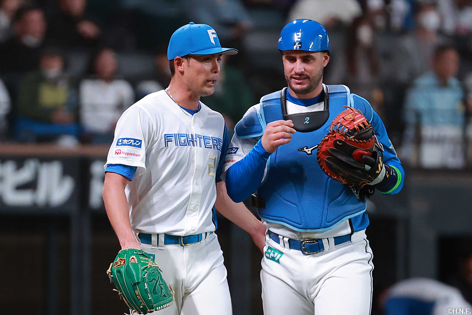 2回表、最少失点で切り抜けた上原投手とマルティネス選手