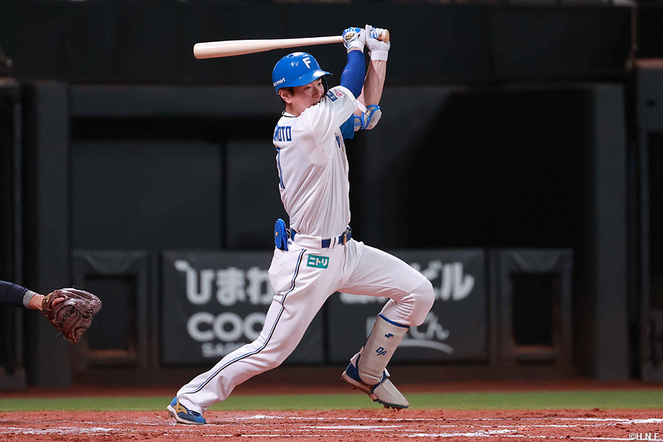 3回裏、ライトへヒットを放つ松本剛選手