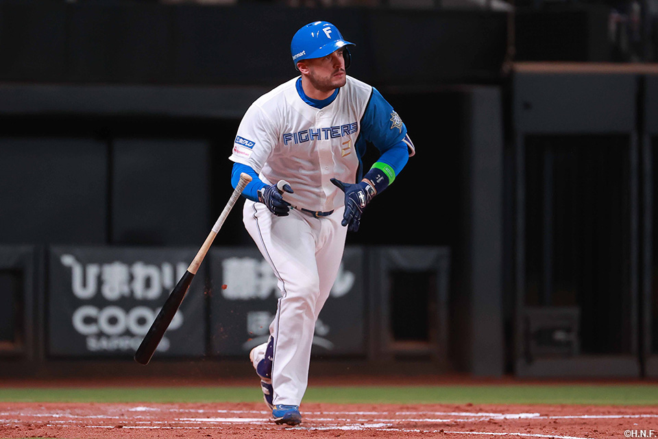 3回裏、ライトへヒットを放つマルティネス選手