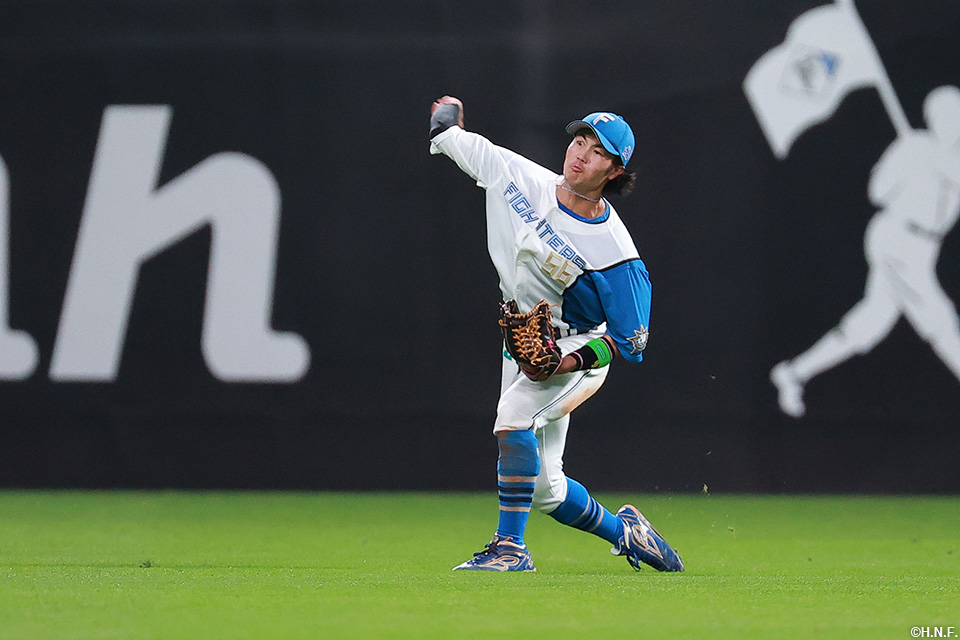 4回表、好返球をみせる細川選手01